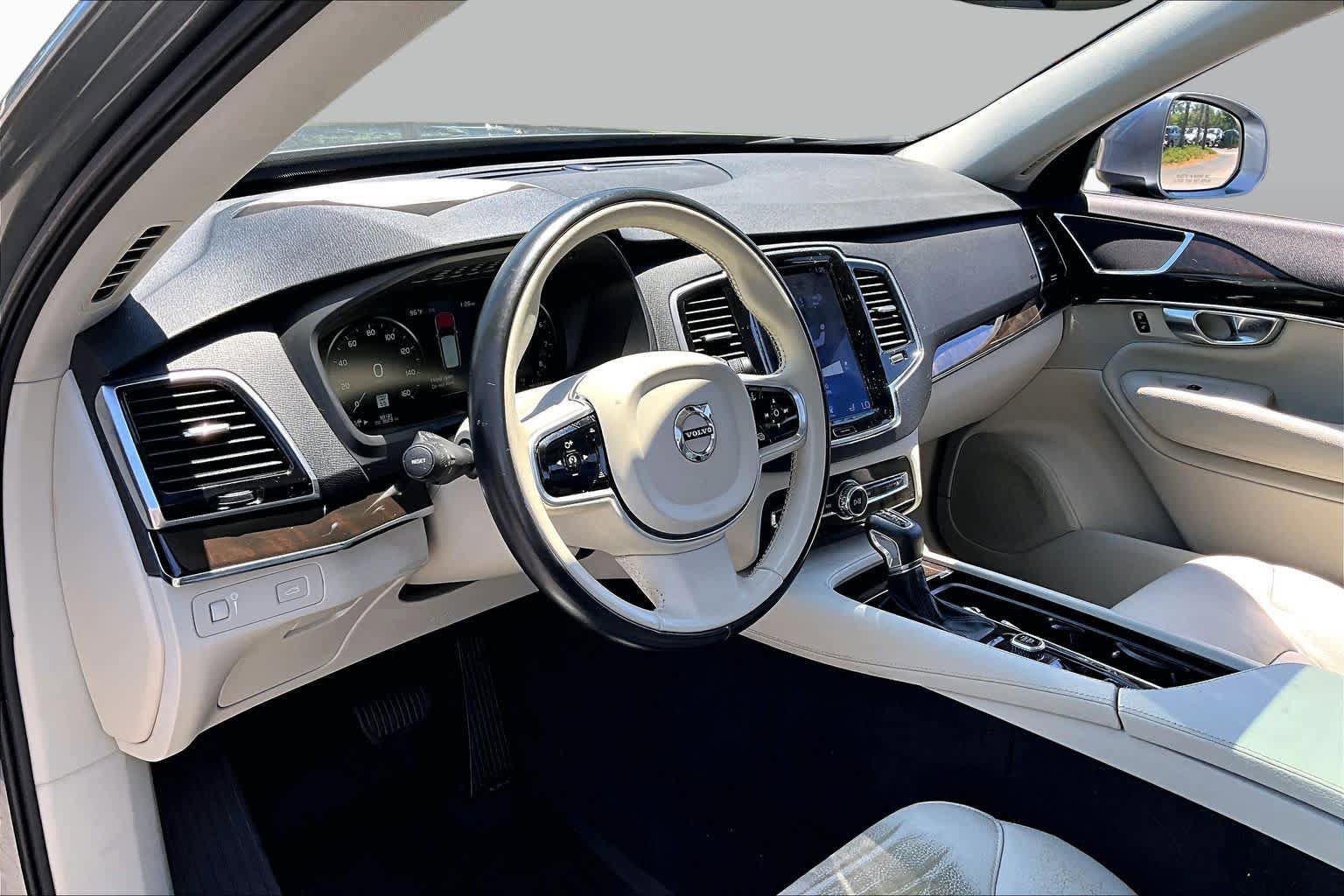 Used 2018 Volvo XC90 T5 Momentum w/ Convenience Package FWD image 18