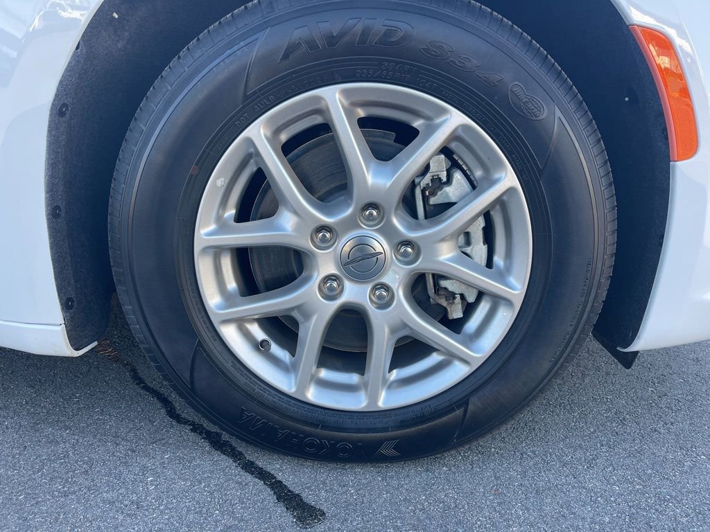 Used 2023 Chrysler Pacifica Touring-L image 33