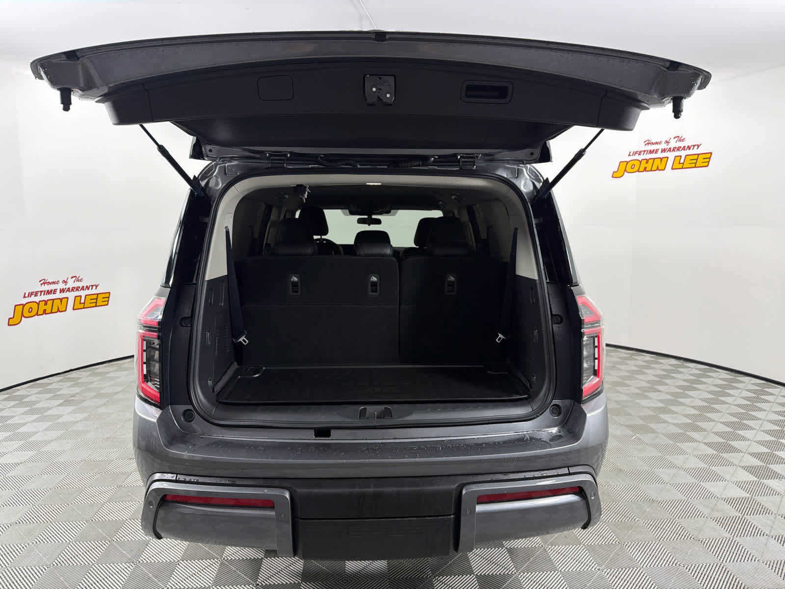 Used 2025 Nissan Armada SV image 5