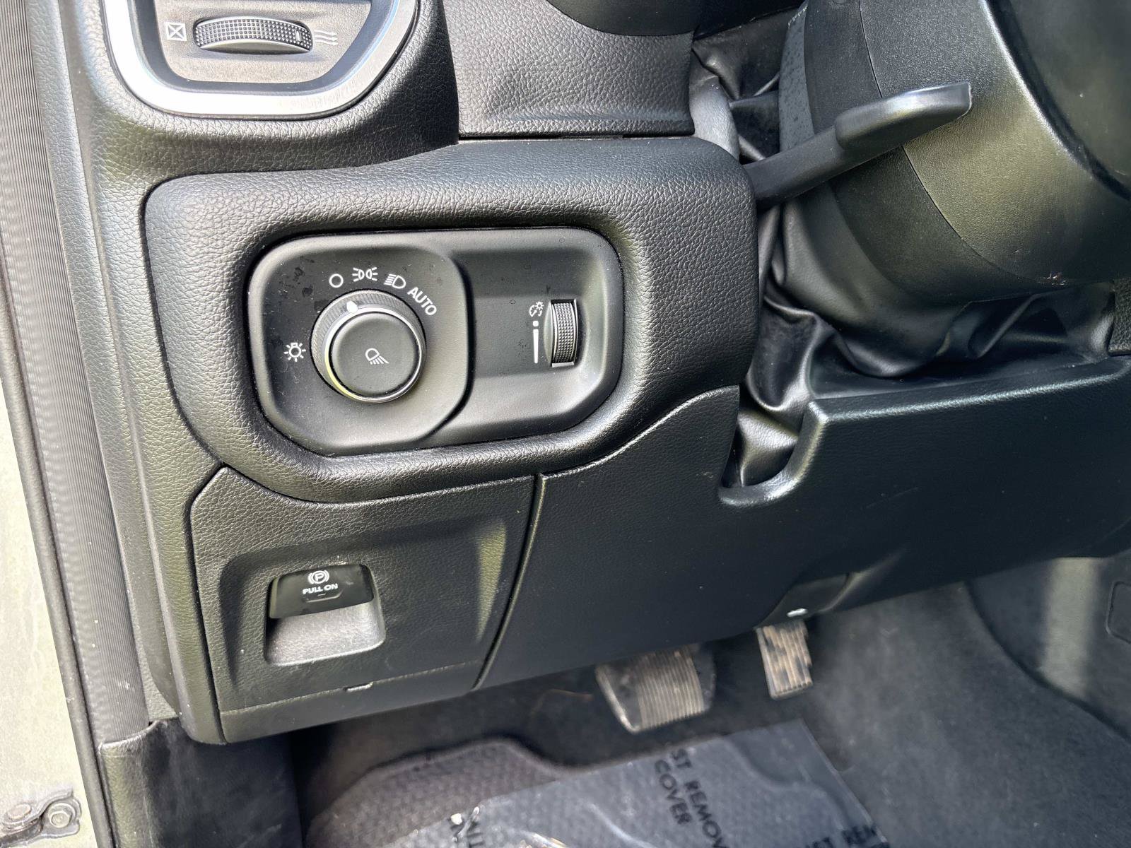 Certified 2024 RAM 1500 Laramie RWD image 34