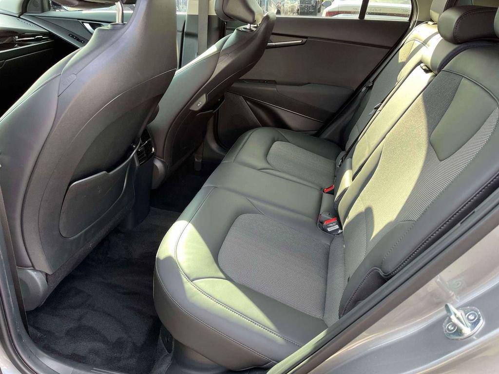 Used 2023 Kia Niro EX Touring image 6