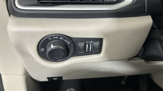 Used 2022 Chrysler Voyager LX FWD image 19