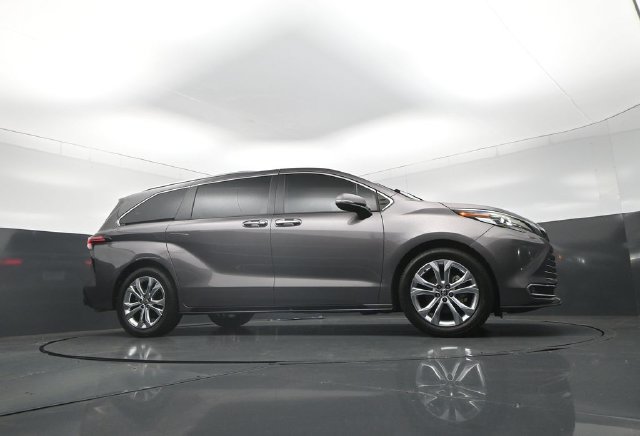 Used 2022 Toyota Sienna Platinum FWD image 41
