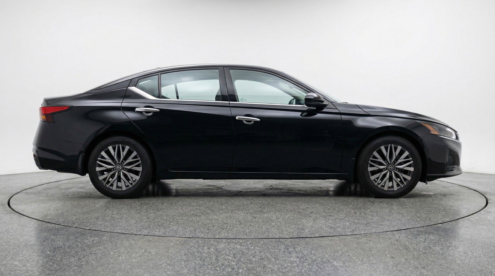 Used 2025 Nissan Altima 2.5 SV image 11