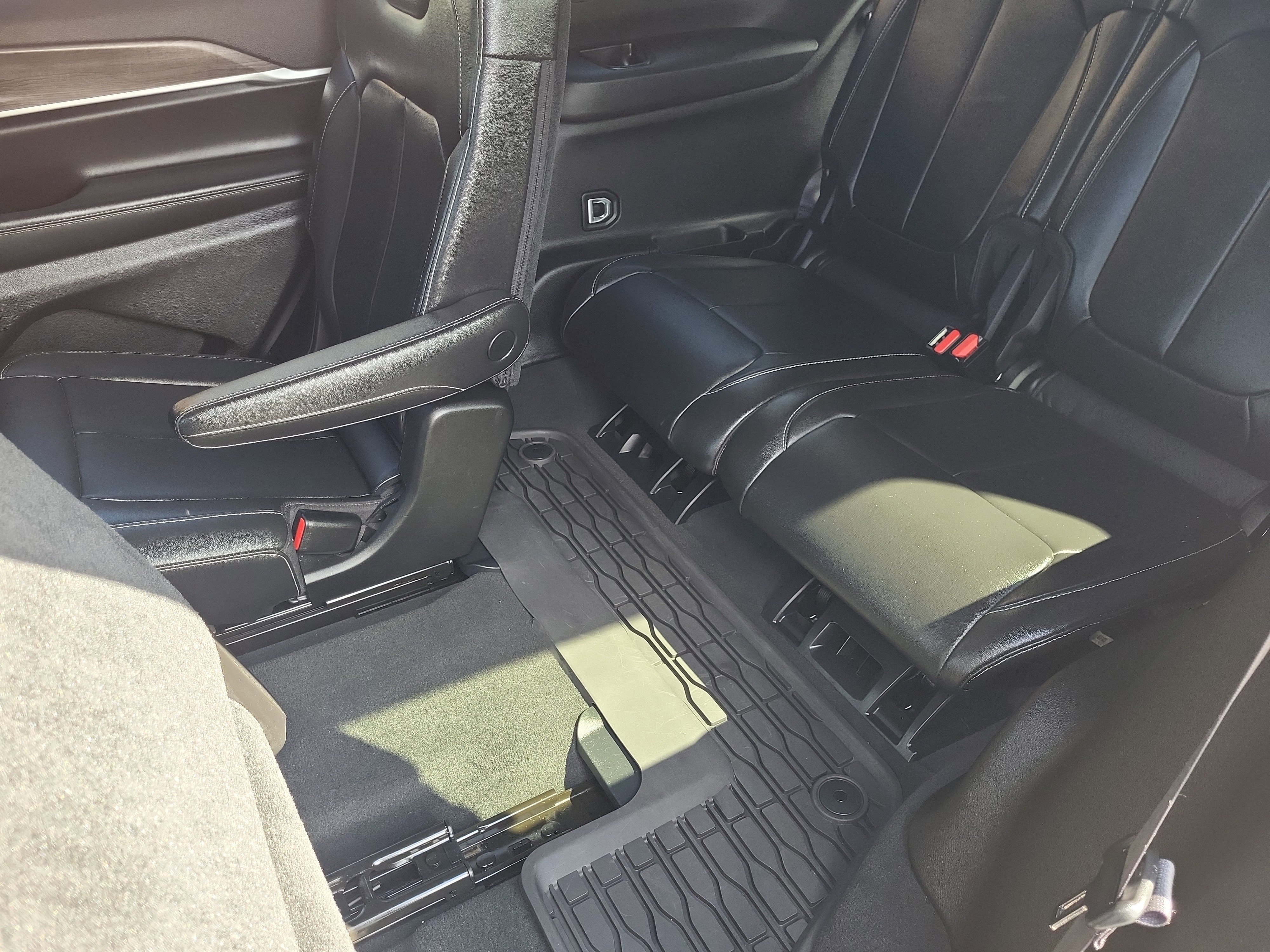 Used 2024 Jeep Grand Cherokee L Limited w/ Black Appearance Package image 9