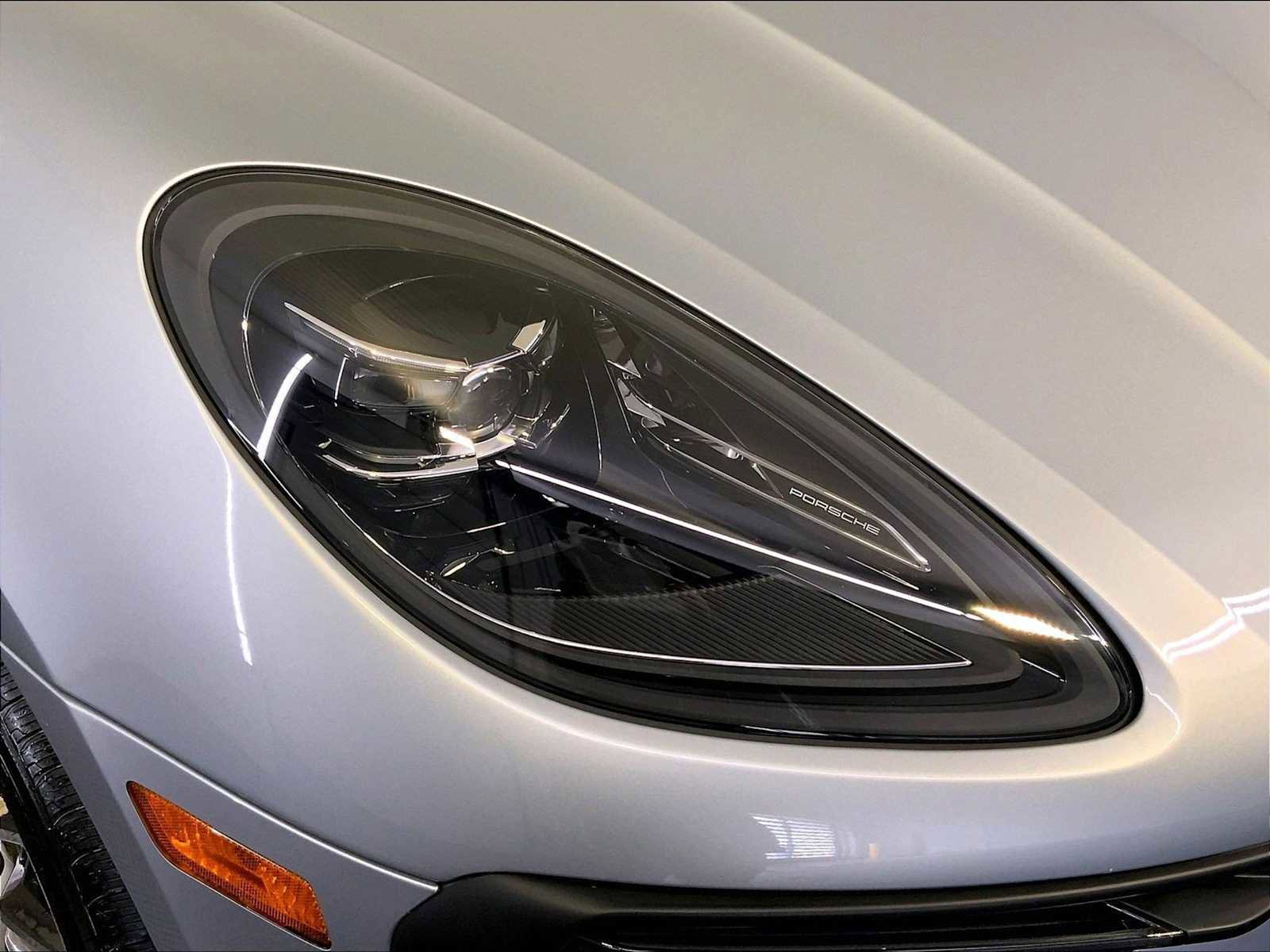 Certified 2025 Porsche Macan AWD/4WD image 12