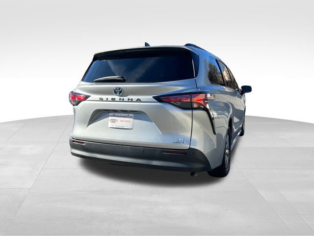 Used 2021 Toyota Sienna XLE image 5