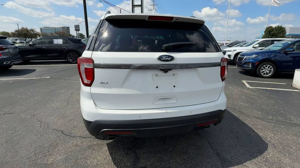 Used 2017 Ford Explorer XLT w/ Equipment Group 202A FWD image 7