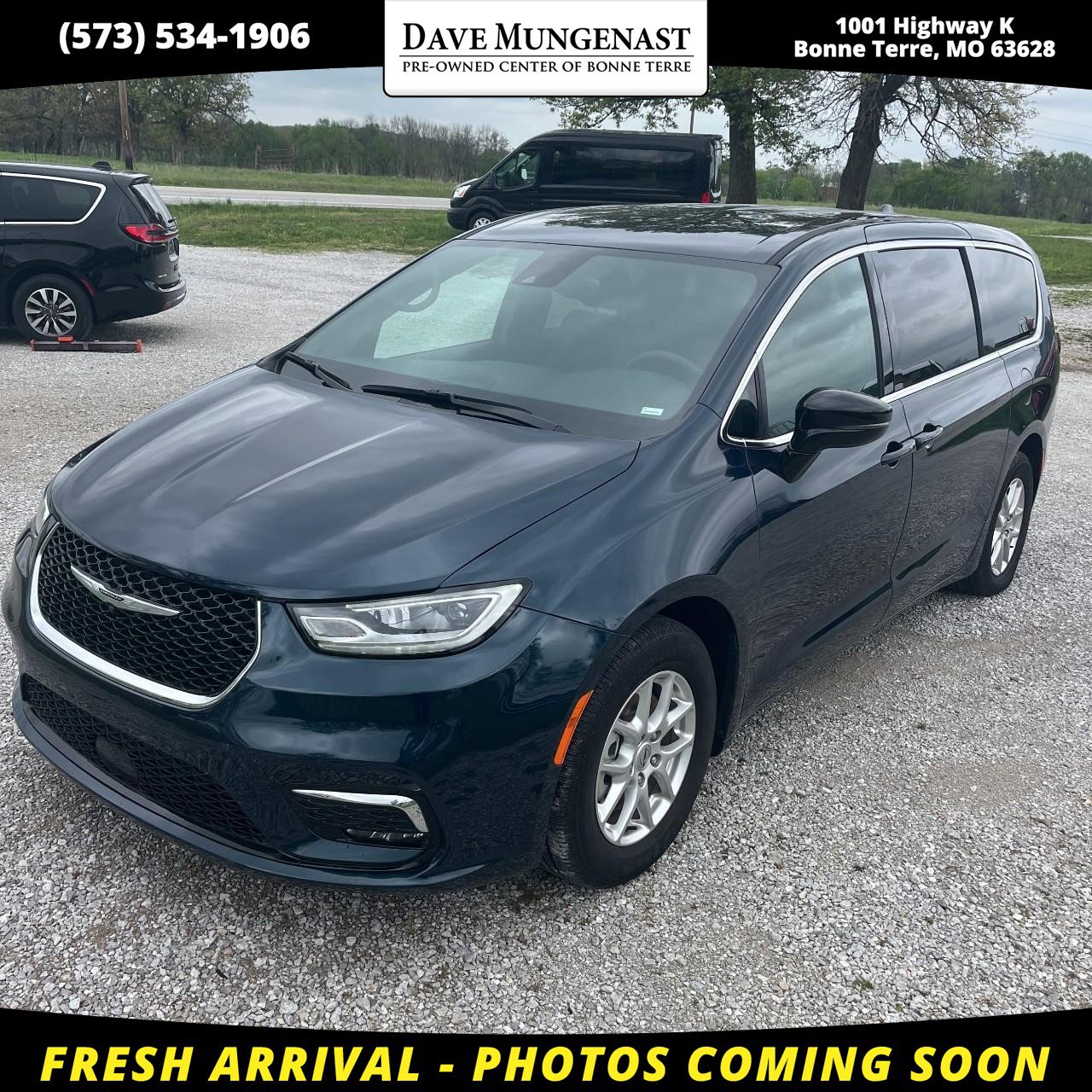 Used 2025 Chrysler Pacifica Select image 1
