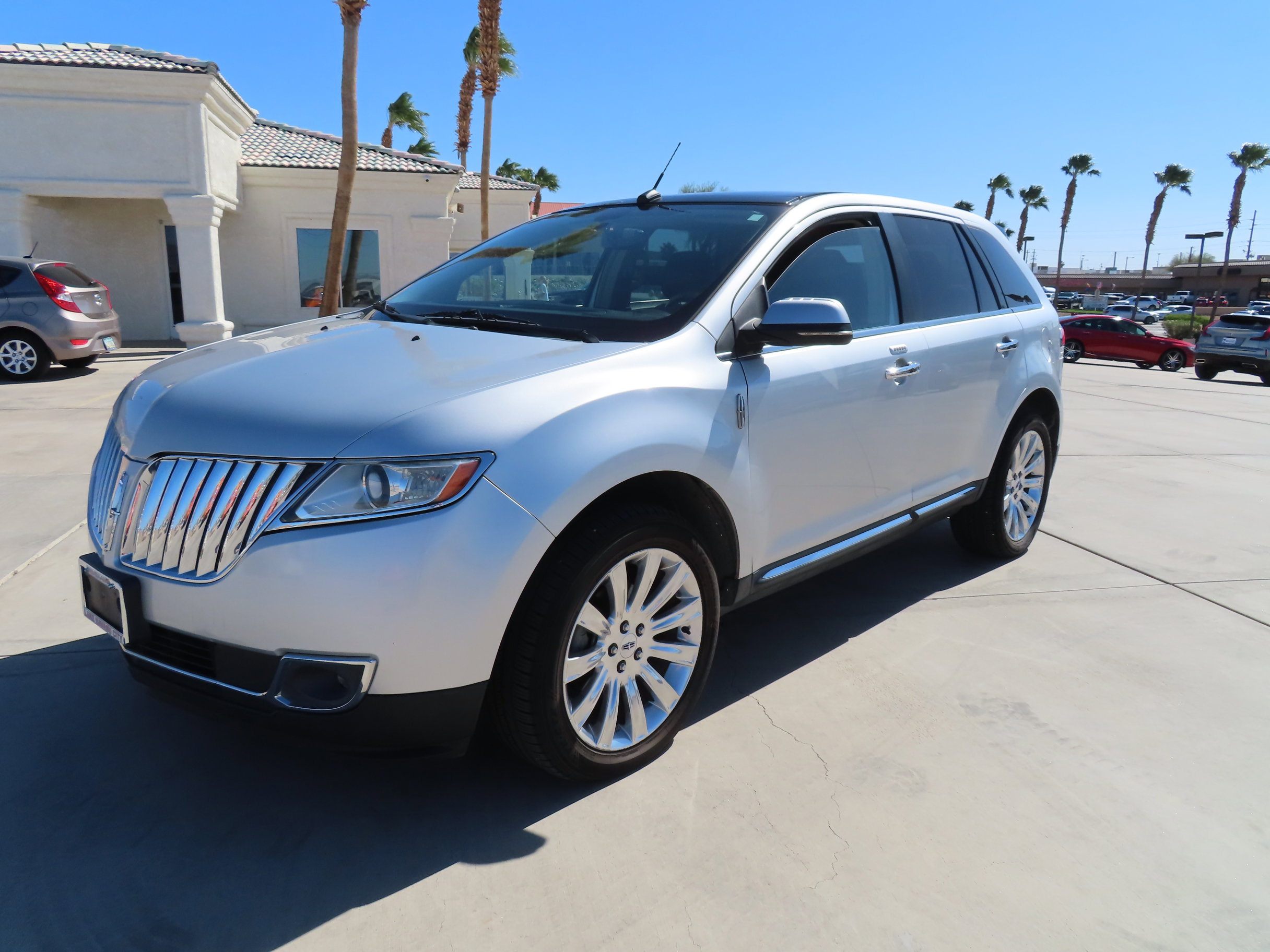 Used 2013 Lincoln MKX FWD image 3
