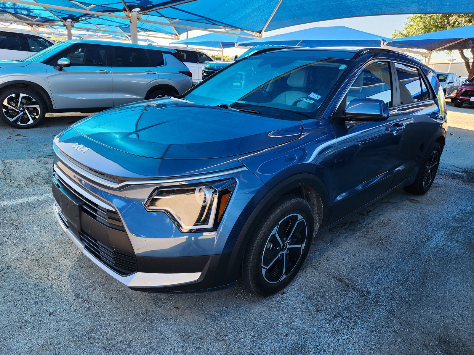 Used 2024 Kia Niro EX image 2