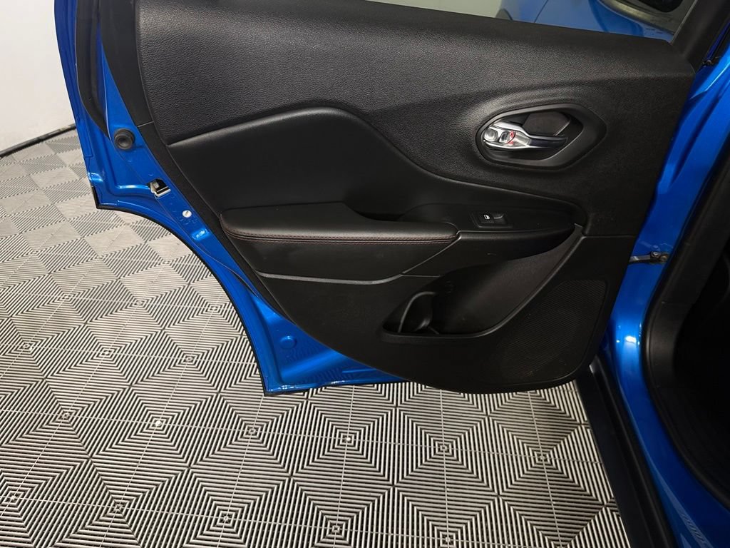 Used 2019 Jeep Cherokee Trailhawk w/ Cold Weather Group AWD/4WD image 26