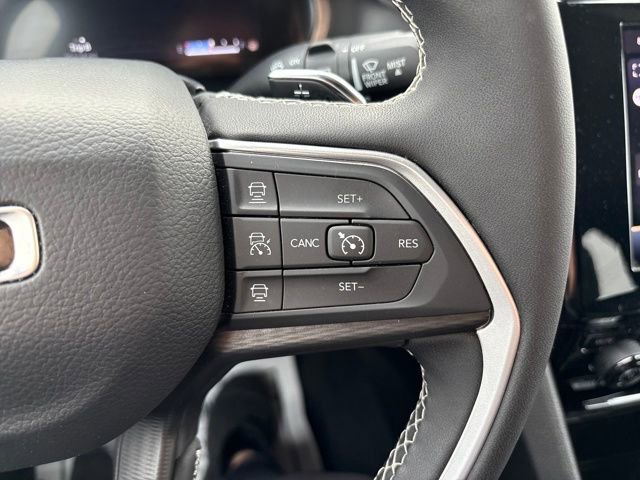 Used 2025 Jeep Grand Cherokee Laredo image 14