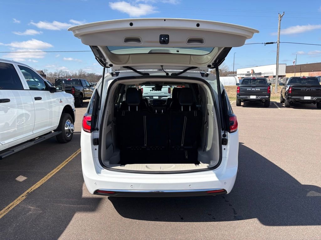 Certified 2023 Chrysler Pacifica Touring-L FWD image 6