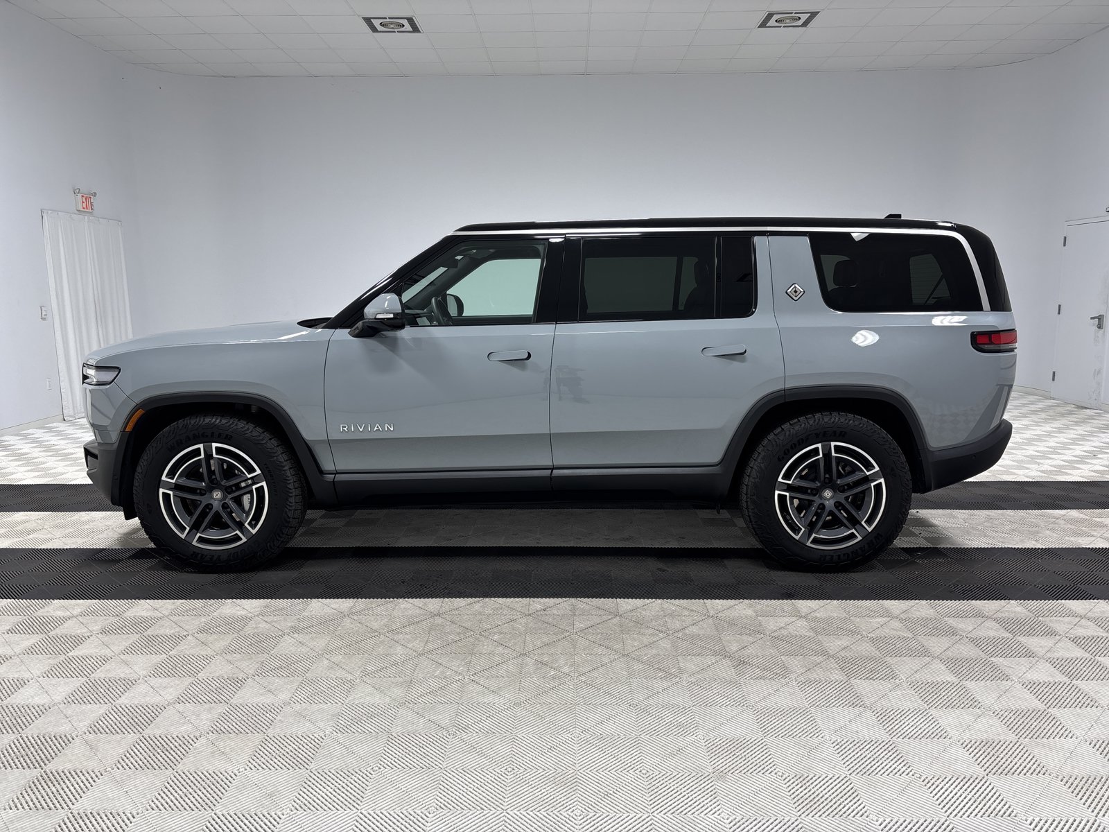 Used 2025 Rivian R1S Adventure AWD/4WD image 2
