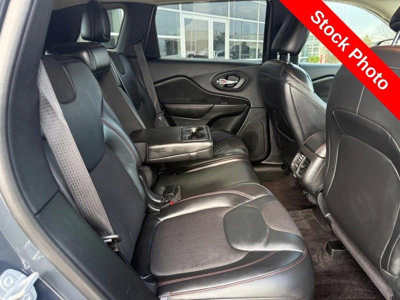 Used 2017 Jeep Cherokee Trailhawk image 12
