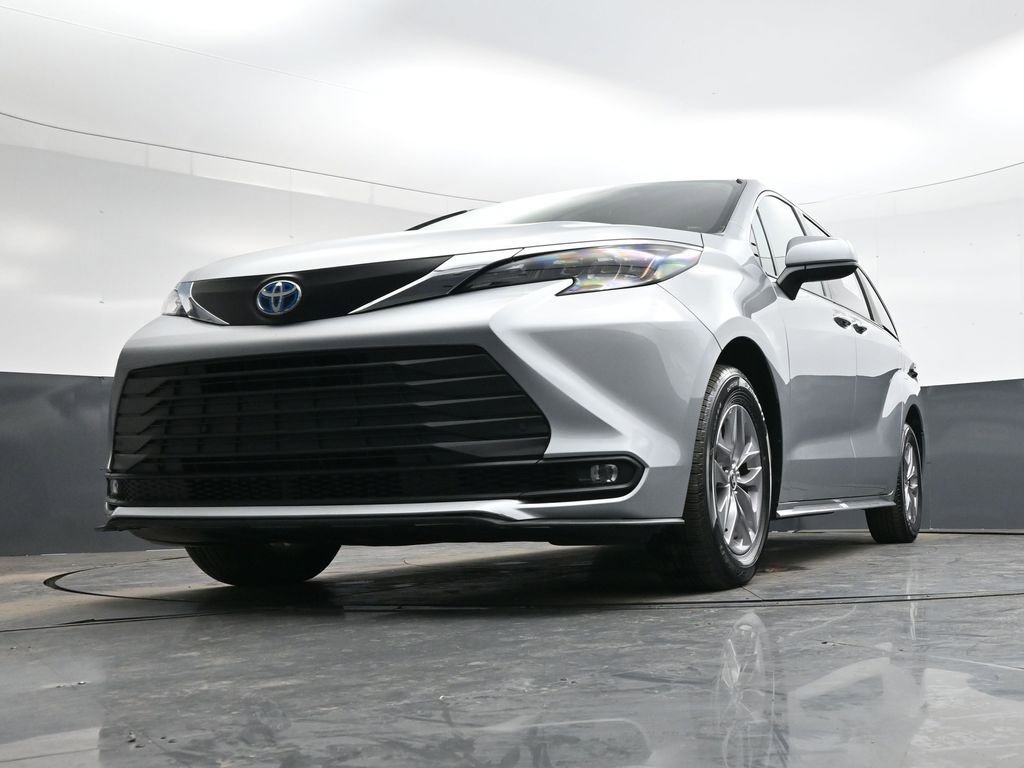 Used 2025 Toyota Sienna XLE image 43