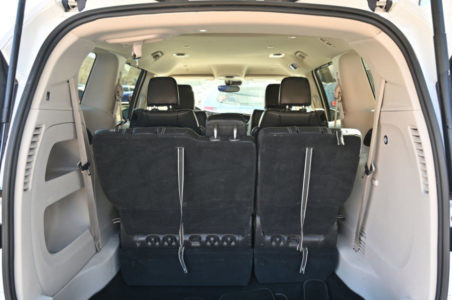 Used 2023 Chrysler Pacifica Touring-L FWD image 18