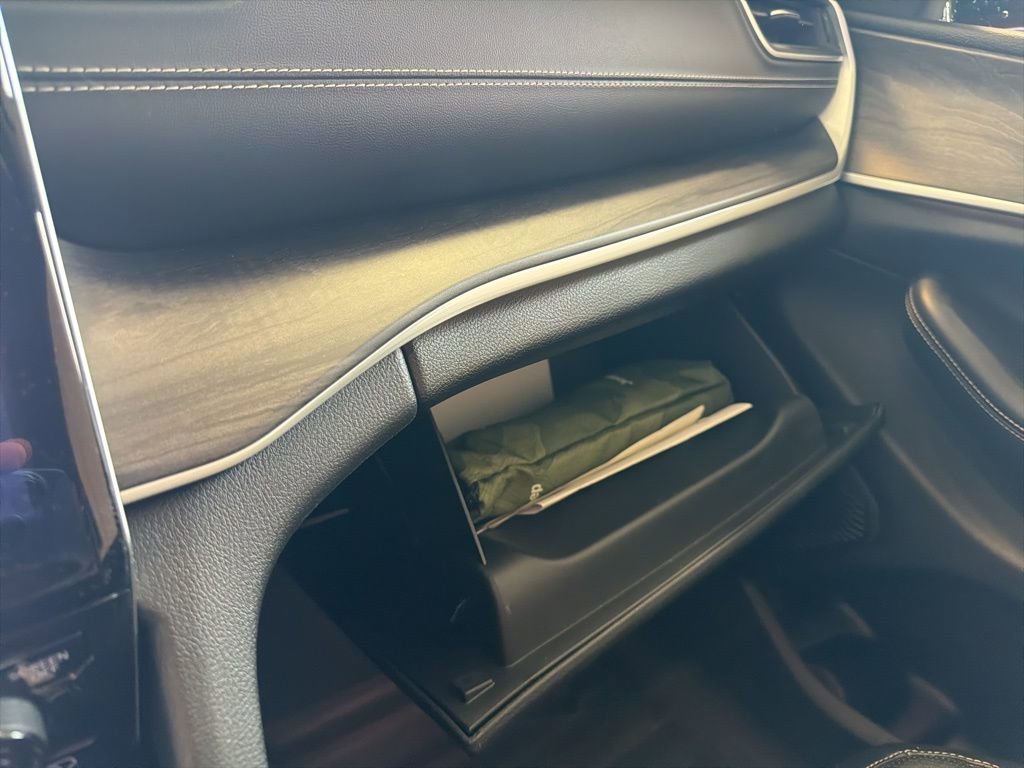 Used 2023 Jeep Grand Cherokee Limited w/ Luxury Tech Group II image 43