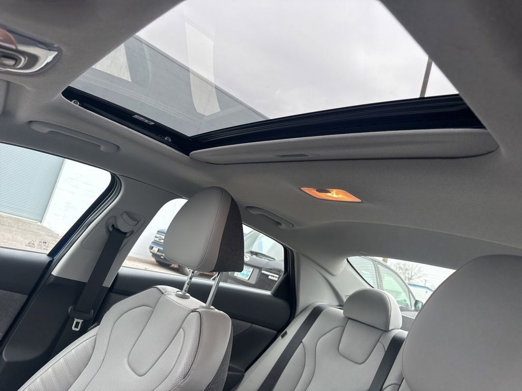 Used 2024 Hyundai Elantra Limited image 9