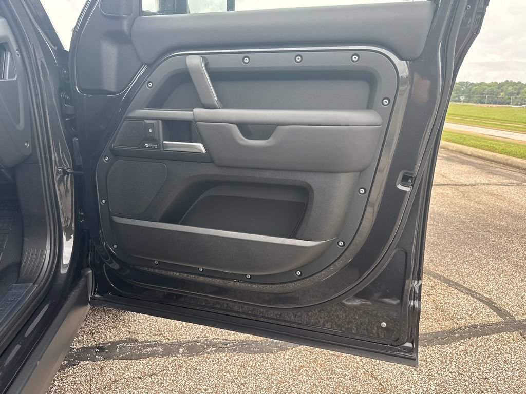 New 2026 Land Rover Defender 110 X-Dynamic SE AWD/4WD image 13