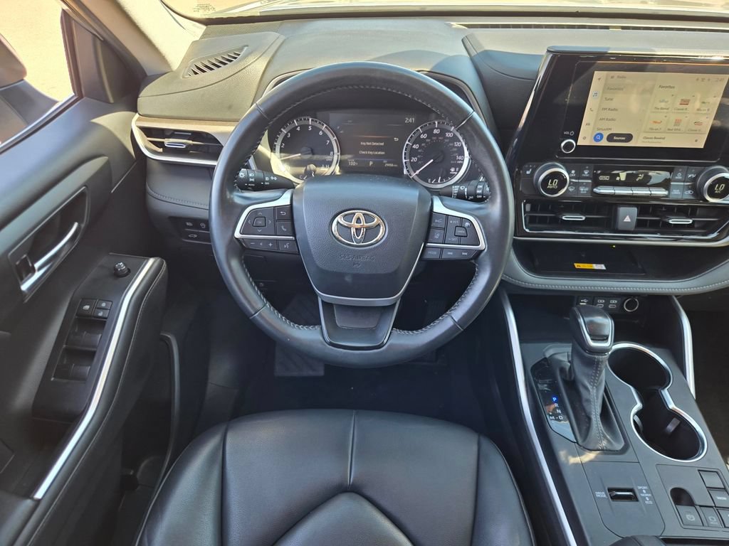 Used 2023 Toyota Highlander XLE FWD image 13