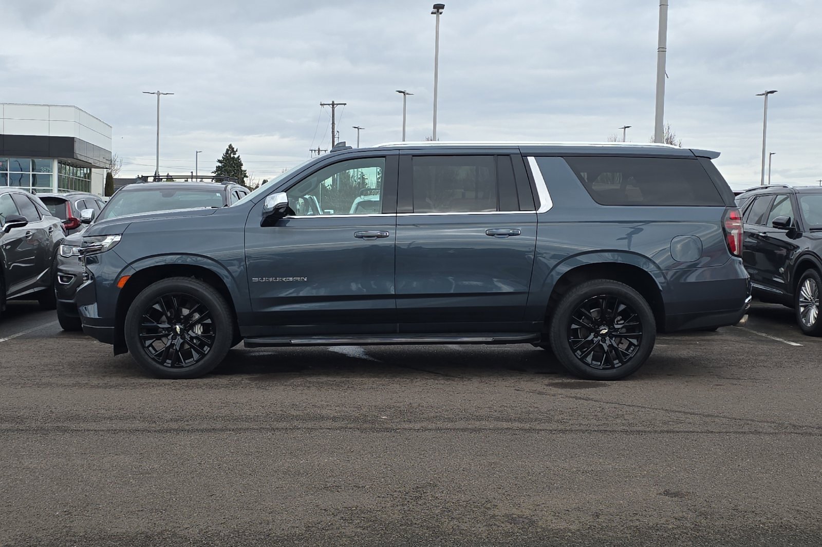 Used 2021 Chevrolet Suburban Premier w/ Premium Package image 7