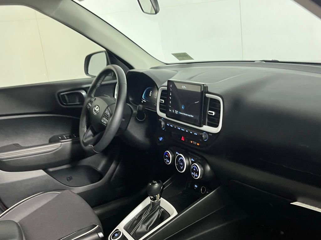 Used 2025 Hyundai Venue Limited image 32