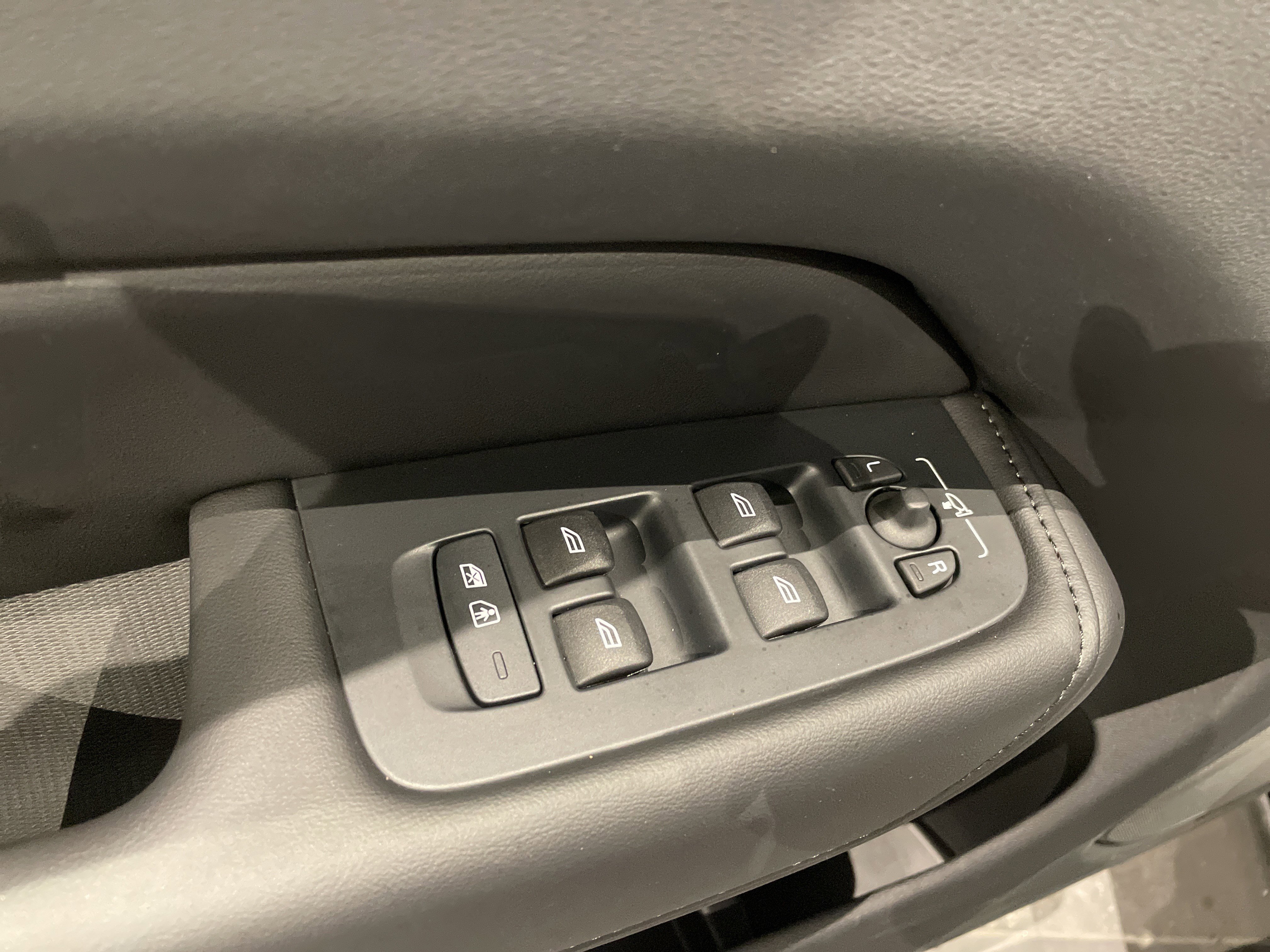 Used 2025 Volvo XC60 B5 Plus image 16