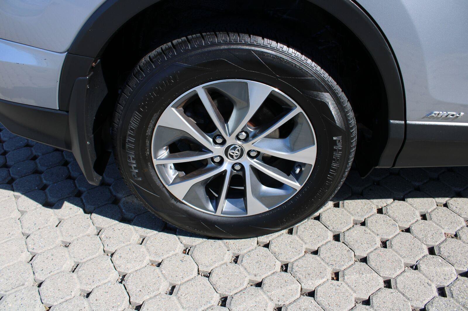 Used 2018 Toyota RAV4 XLE AWD/4WD image 14