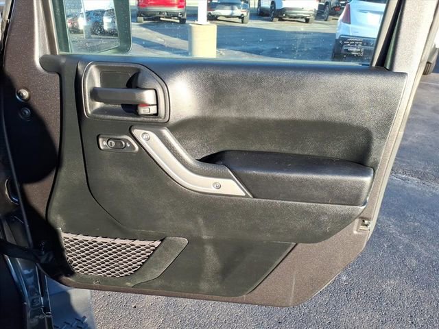 Used 2018 Jeep Wrangler Unlimited Sahara w/ Connectivity Group image 27