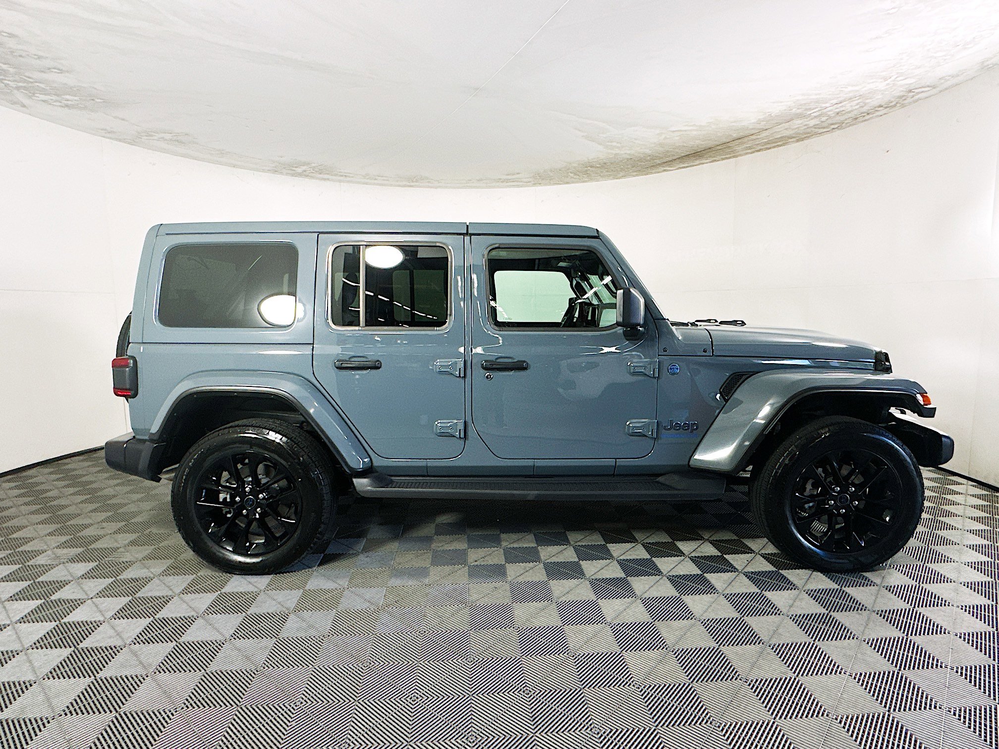 Used 2025 Jeep Wrangler Sahara image 2