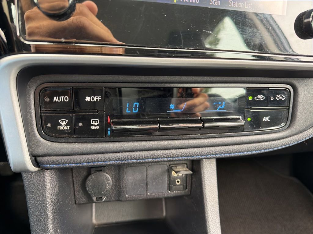 Used 2017 Toyota Corolla SE w/ Carpet Mat Package (TMS) FWD image 12