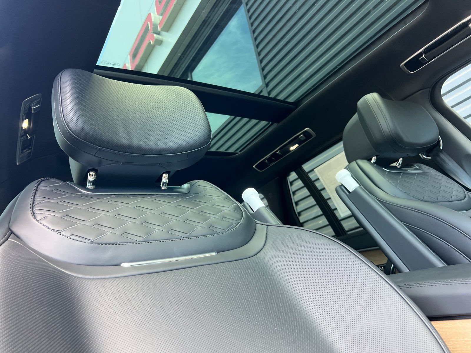 New 2026 Land Rover Range Rover SV AWD/4WD image 17