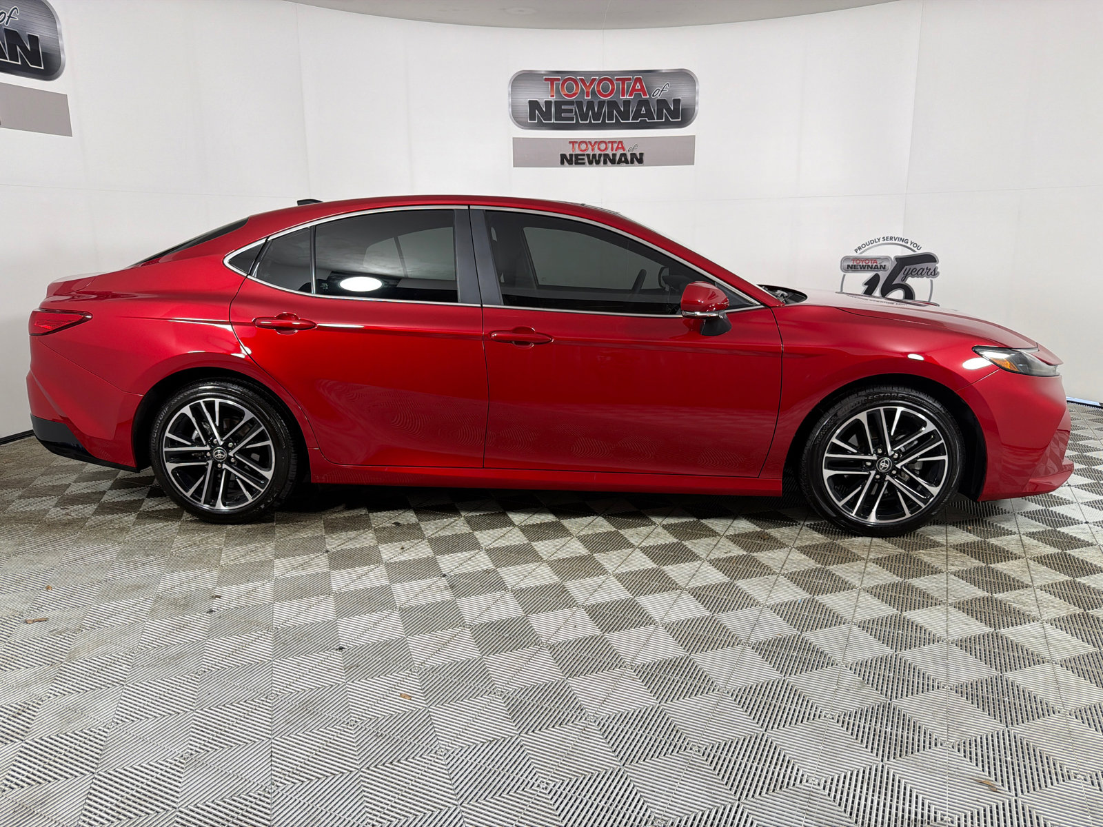 Used 2025 Toyota Camry XLE FWD image 3