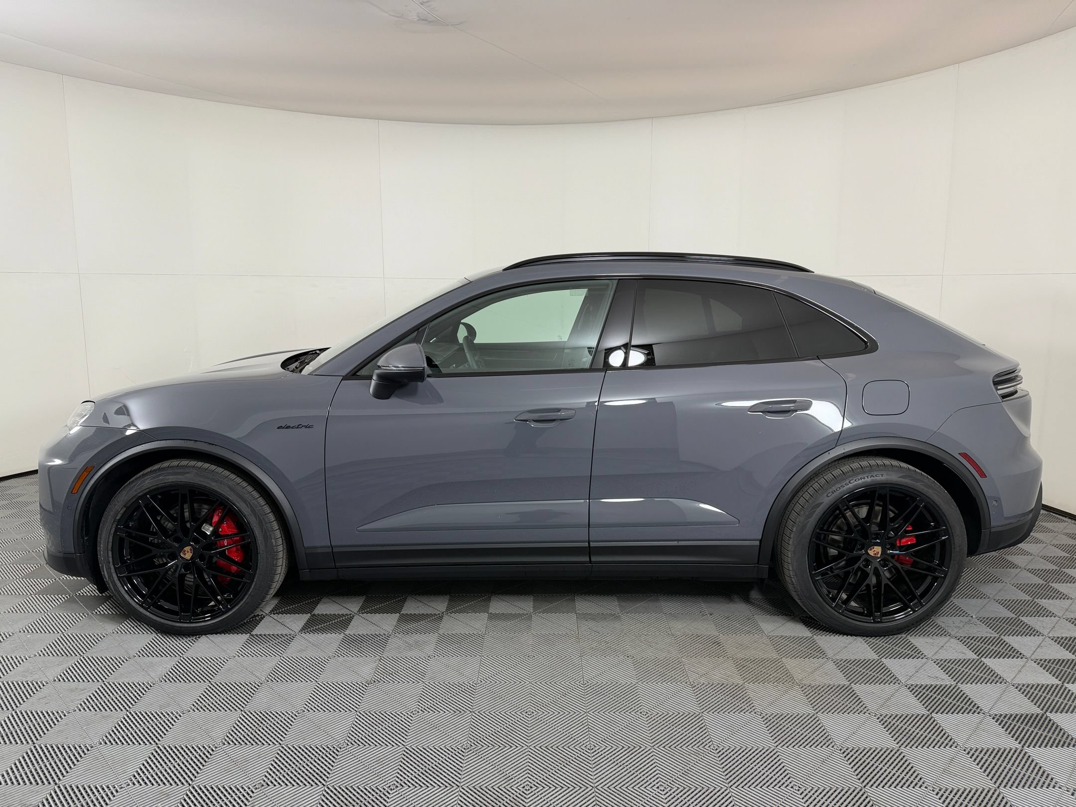 Used 2026 Porsche Macan 4S Electric AWD/4WD image 2