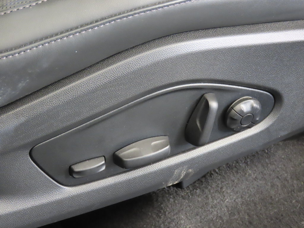Certified 2025 Porsche Macan Electric w/ Premium Package RWD image 39