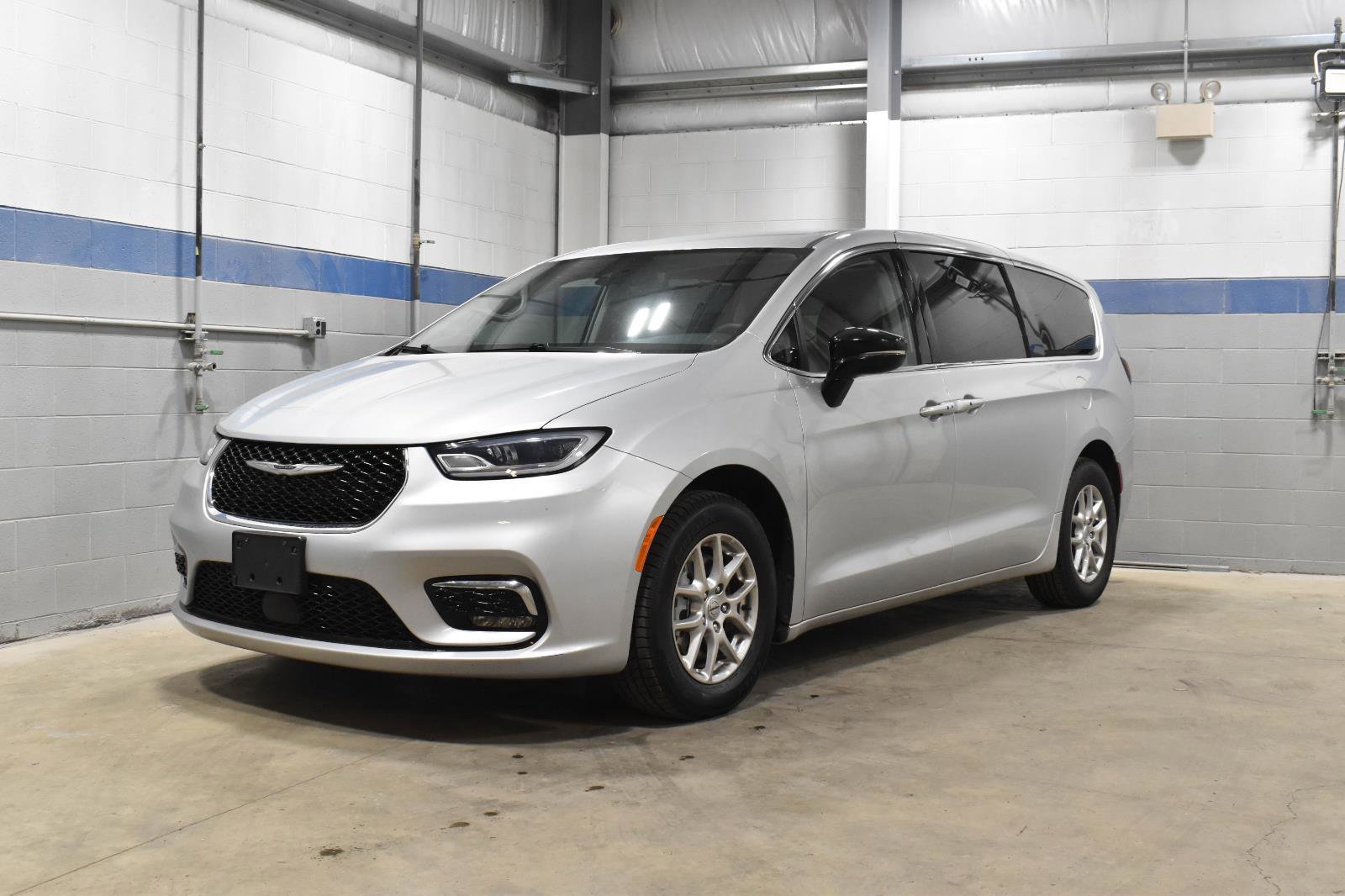 Used 2024 Chrysler Pacifica Touring-L image 3