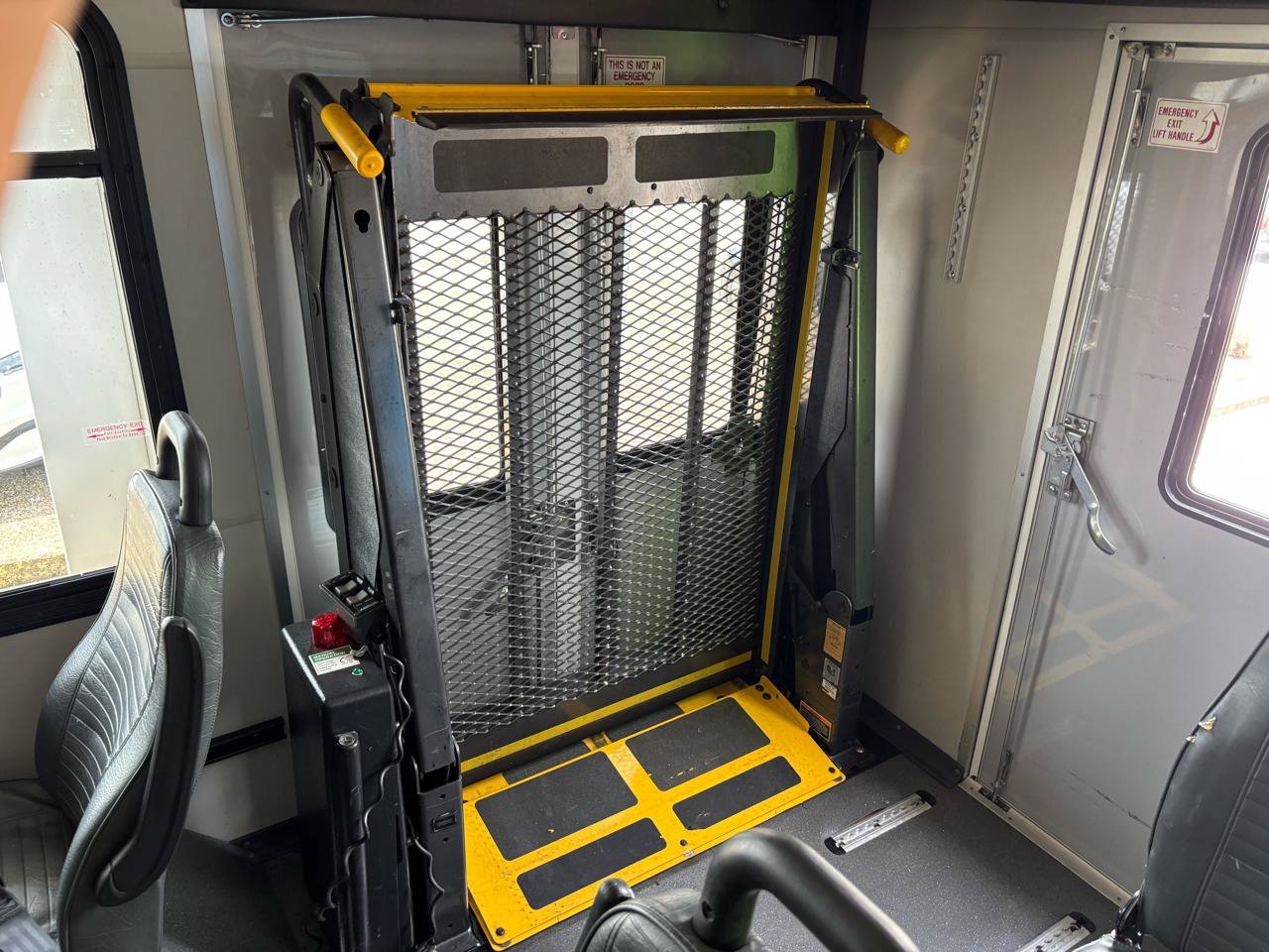 Used 2006 Ford E-350 and Econoline 350 Super Duty RWD image 20