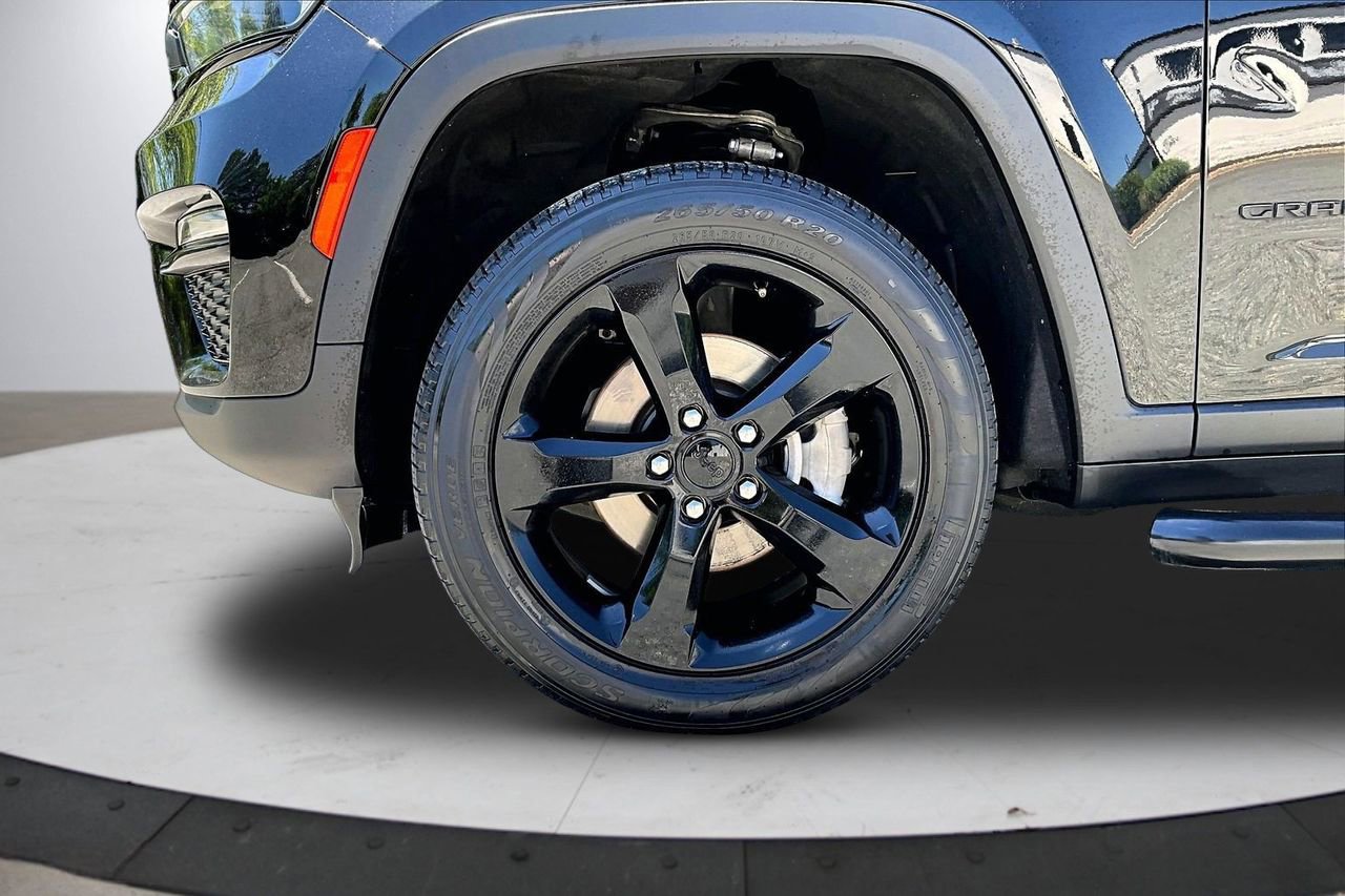 Used 2023 Jeep Grand Cherokee Limited w/ Black Appearance Package AWD/4WD image 33