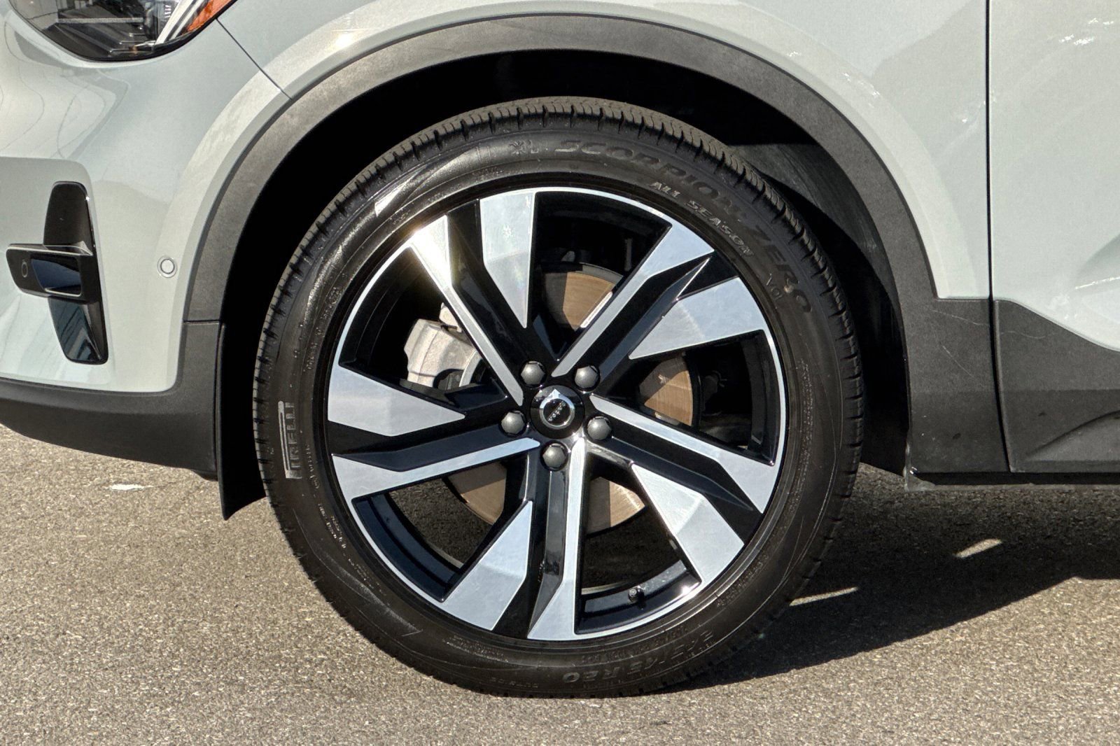 Used 2024 Volvo XC40 B5 Plus w/ Climate Package image 32