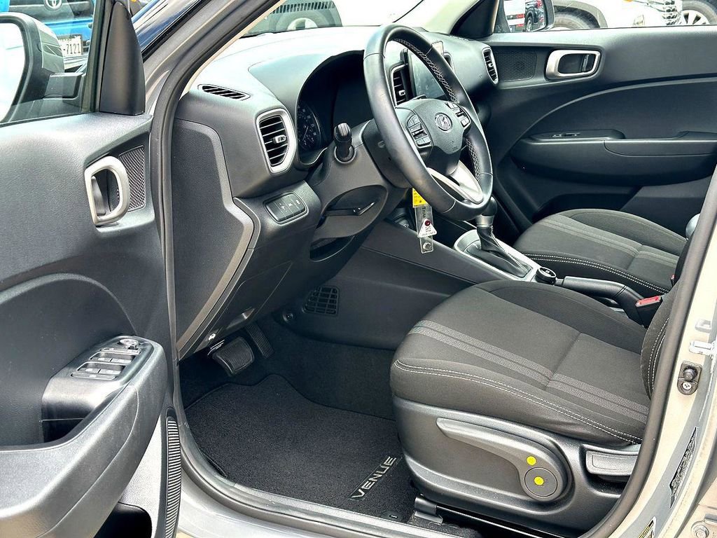 Used 2022 Hyundai Venue SEL FWD image 13