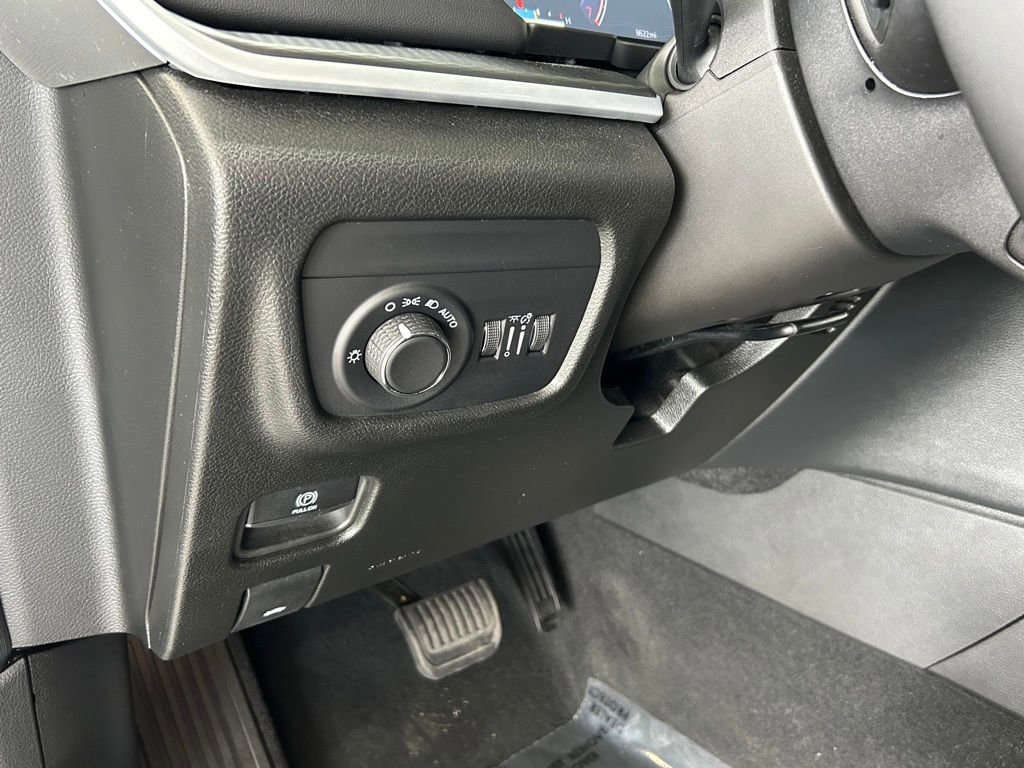 Used 2025 Jeep Grand Cherokee L Laredo image 45