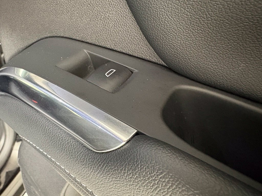 Used 2025 Chevrolet Traverse LT FWD image 16