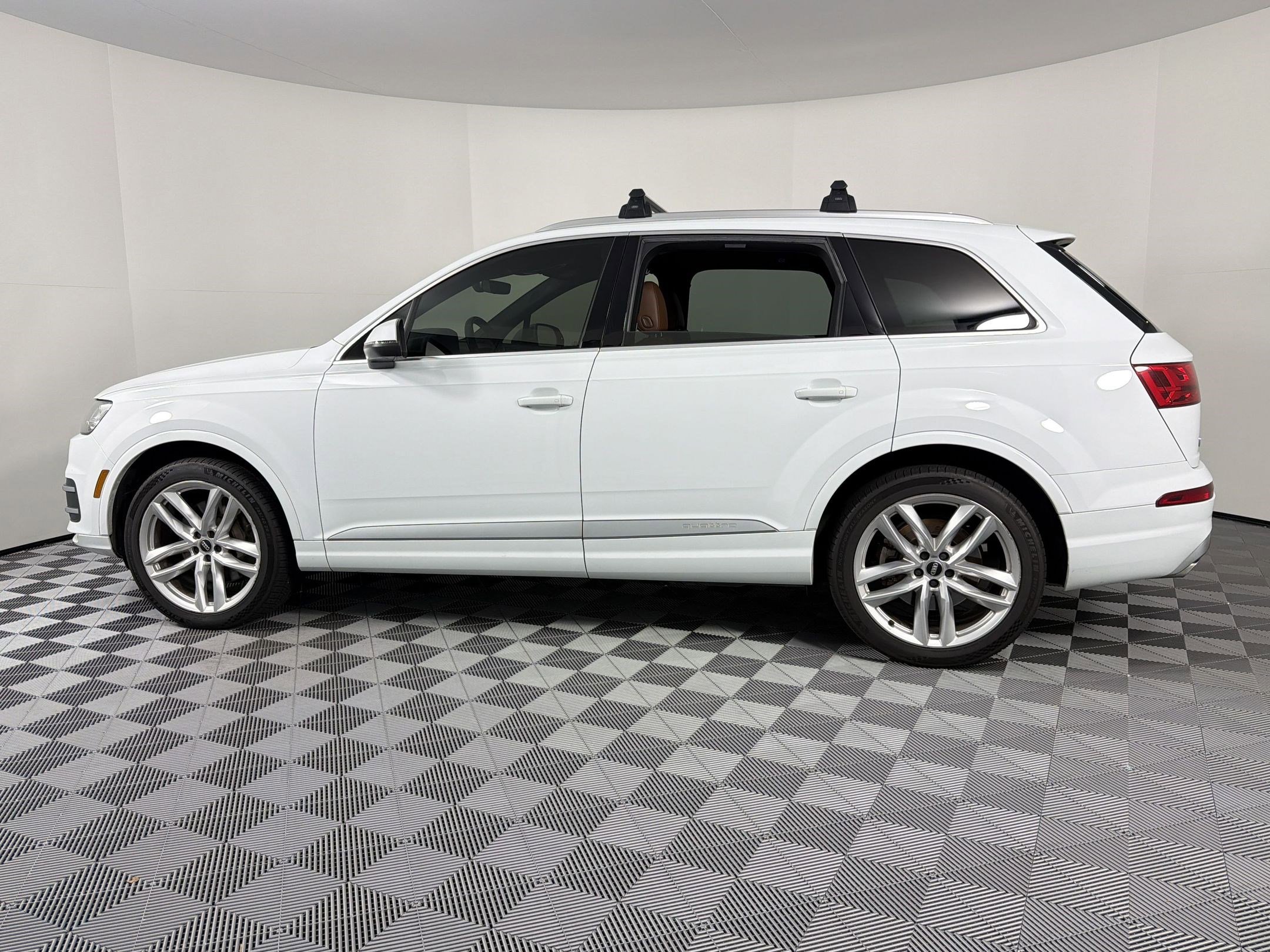 Used 2017 Audi Q7 3.0T Prestige image 2