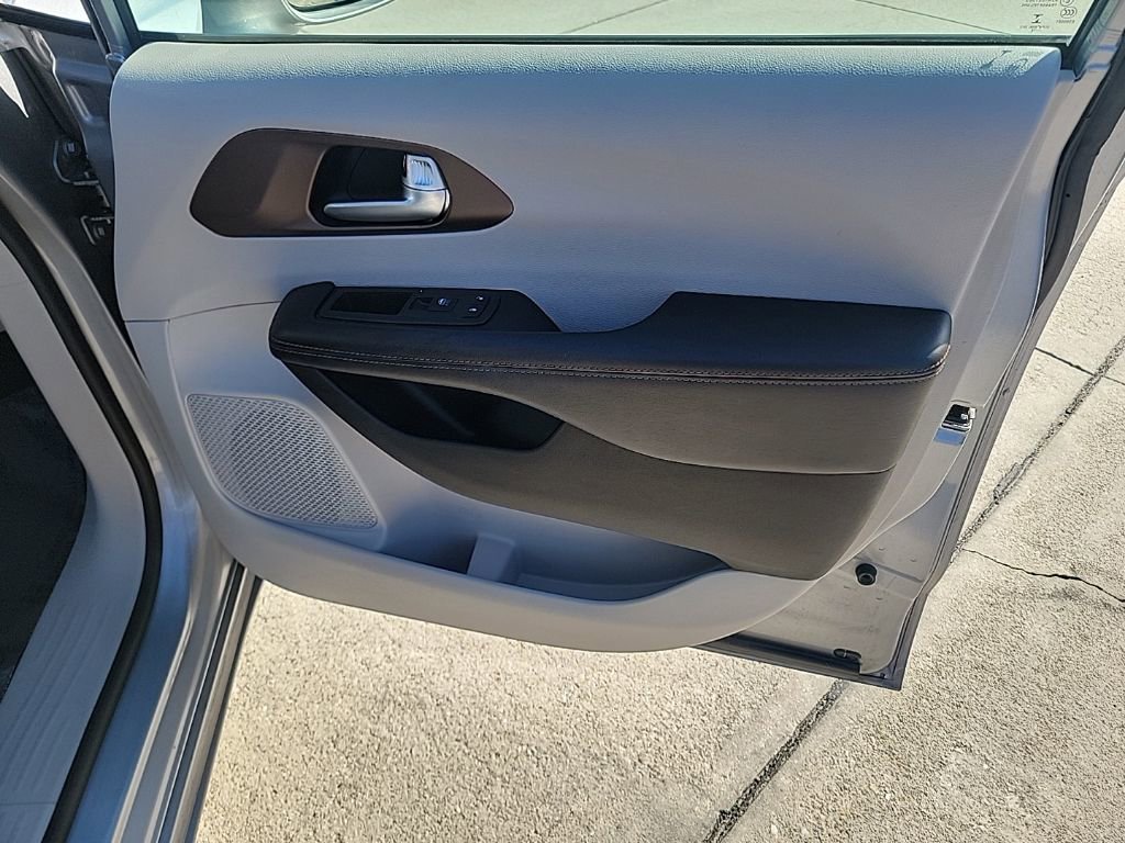 Used 2019 Chrysler Pacifica Touring-L Plus w/ Tire & Wheel Group image 14