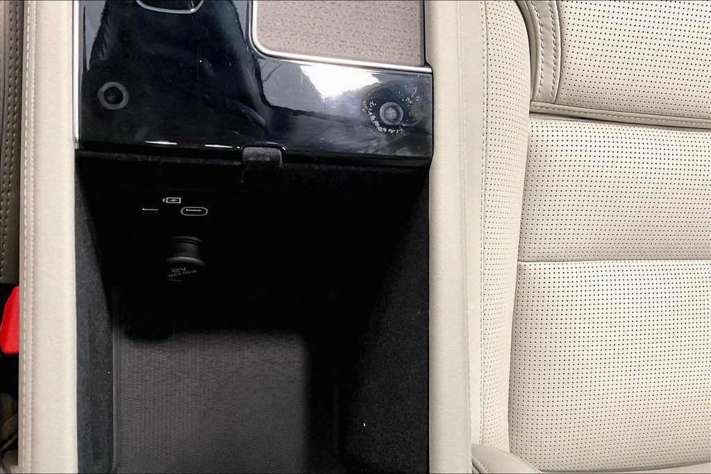 Certified 2025 Volvo XC90 B5 Ultra AWD/4WD image 17