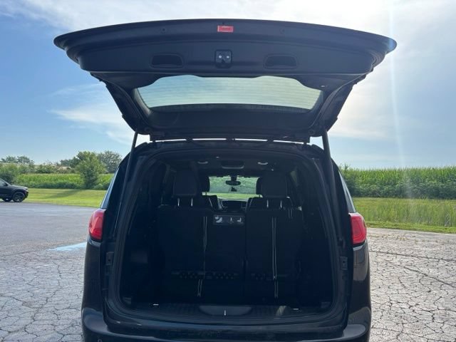 Used 2018 Chrysler Pacifica Touring-L w/ Premium Audio Group FWD image 8