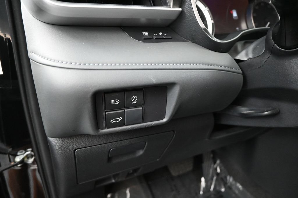 Used 2023 Toyota Highlander XLE AWD/4WD image 7