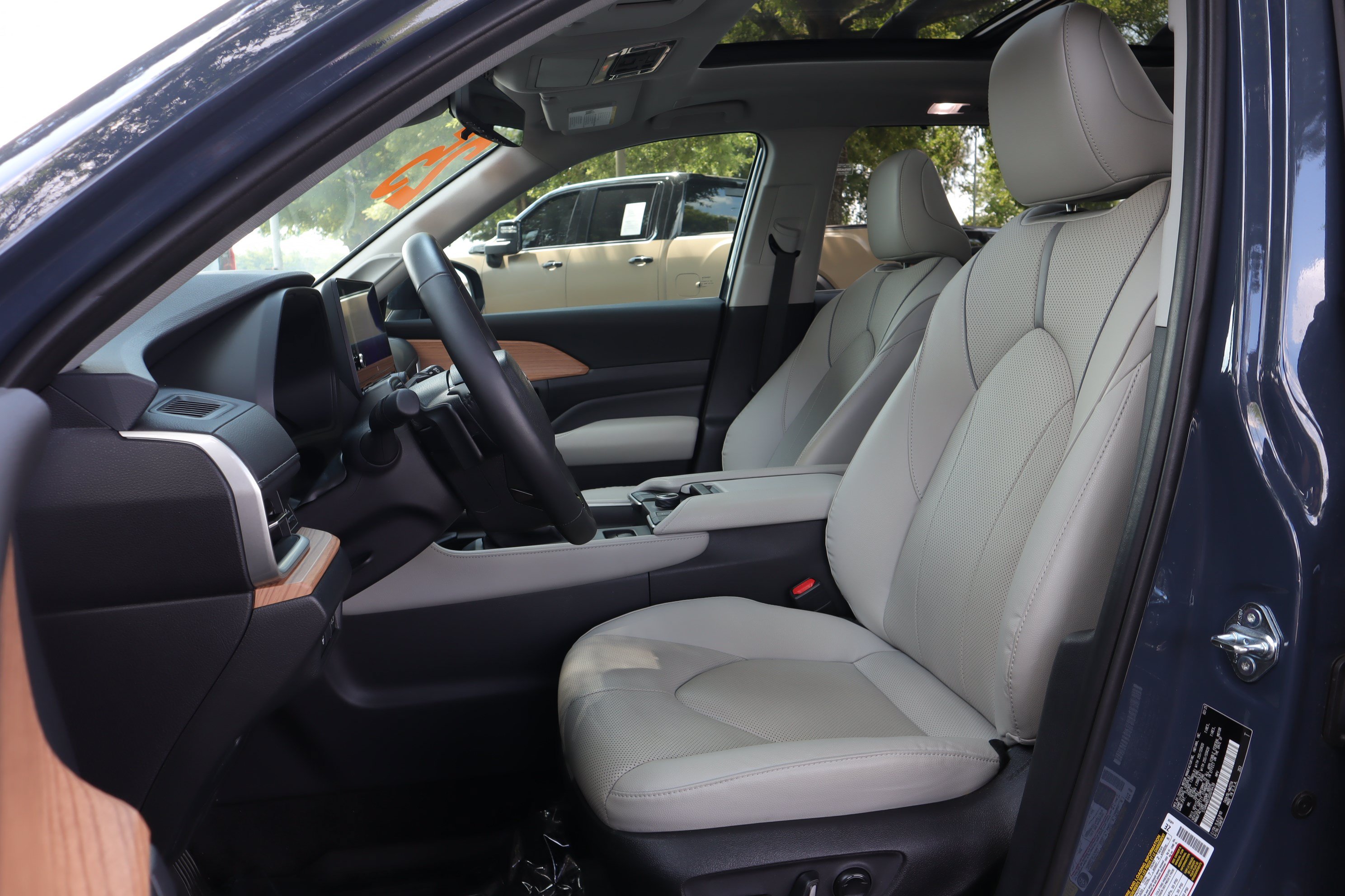 Used 2025 Toyota Grand Highlander AWD image 9